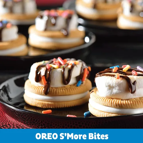 Vista 11 de OREO - Galletas de chocolate estilo sándwich doradas, tamaño fiesta, 24.16 onzas.