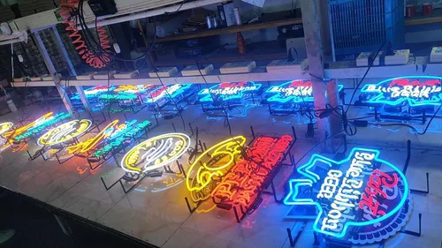 Vista 3 de Letrero de neón de vidrio hecho a mano con texto en inglés «Best Burgers In Town» (Las mejores hamburguesas en la ciudad), letrero de neón de vidrio