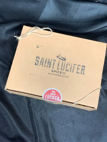 Vista 2 de Saint Lucifer Juego de regalo de trío de AOVE italiano, incluye AOVE Habanero, AOVE de jalapeño, aceite de oliva virgen extra calabrés y las 3