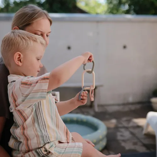 Vista 5 de mushie Juguete clave Juguete sensorial para bebés de 10 meses o más