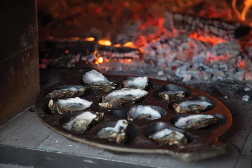 Vista 4 de Outset 76225 - Sartén de hierro fundido para ostras, 12 cavidades, color negro Grill & Serve Oysters In One Pan 12 Capacity Oyster Tray & Plate
