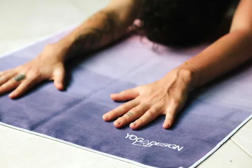 Vista 4 de yogadesignlab La toalla de yoga HOT Toalla colorida antideslizante de primera calidad Diseñada en Bali Impresión ecológica + secado rápido +