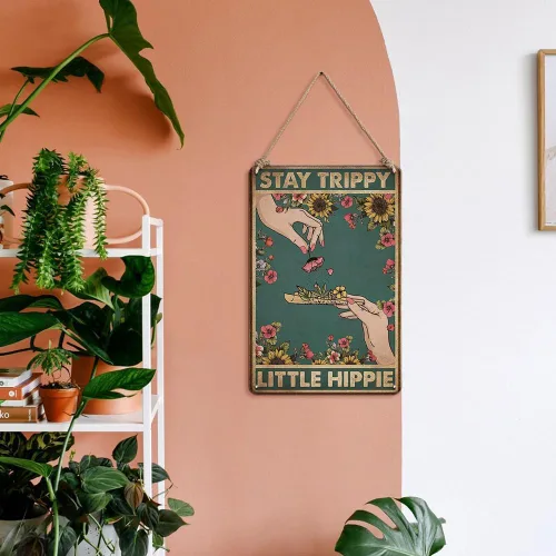 Vista 3 de Letrero de metal retro con texto en inglés «Stay Trippy Little Hippie» para decoración de habitación