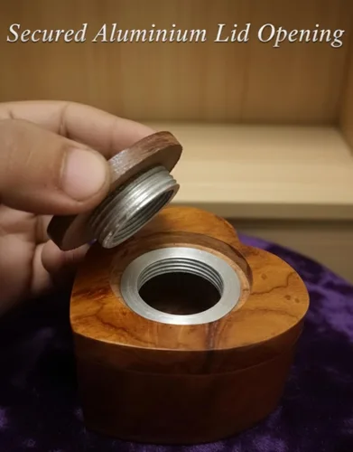 Vista 4 de Urna de recuerdo grabada en forma de corazón de madera, urna de cremación para cenizas de mascotas, perros y gatos, hecha a mano para cenizas