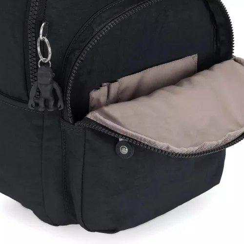Vista 21 de Kipling Mochila pequeña Seoul para mujer, duradera, correas acolchadas para el hombro con funda para tableta, bolsa, Firma Emb, Mochila para tableta