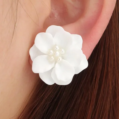 Vista 2 de Exaggeration - Aretes bohemios de perlas para mujer, flor de camelia, perlas blancas, aretes de tuerca Blosson, regalos de joyería de boda