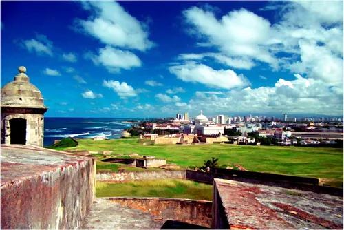 Vista 2 de Trademark Fine Art - Lienzo Art 'San Juan, Puerto Rico' - 12x19