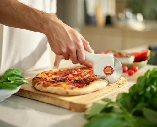 Vista 5 de Joseph Joseph Ringo Easy Clean - Cortador de ruedas de pizza de acero inoxidable, apto para lavavajillas