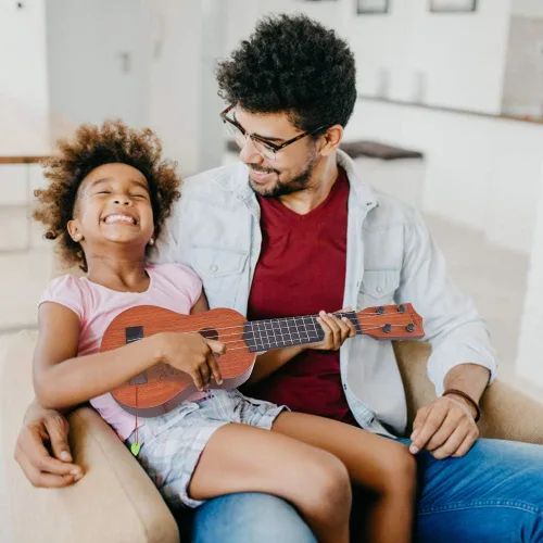 Vista 7 de YEZI Juguetes para Niños, Ukelele Clásico de Guitarra, Instrumento Musical, Marrón