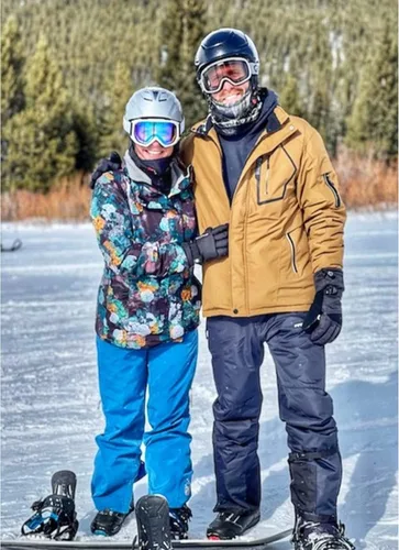Vista 7 de Chaqueta de esquí para mujer, abrigo de nieve impermeable, resistente al viento, chaqueta de snowboard aislada, con capucha, invierno cálido