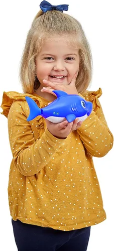 Vista 4 de Robo Alive Junior Baby Shark Nueva Versión con Aletas de Silicon Cantando y Nadando Daddy Shark (Azul) por ZURU