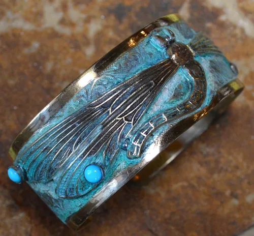 Vista 3 de Elaine Coyne Verdigris Patina - Pulsera decorativa con libélula y arte, color turquesa