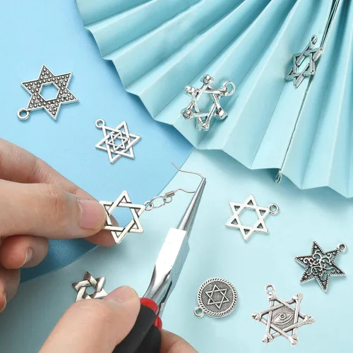Vista 4 de Ipotkitt 100 piezas de 10 estilos antiguos de estrella de David dijes planos de estrella de la suerte, dijes hexagramas, manualidades para collares
