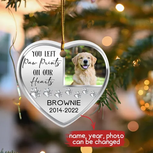 Vista 4 de Adorno con texto en inglés «You Left Paw Prints On Our Heart» 2026, marco de fotos conmemorativo para mascotas, regalo de adorno de Navidad, Adorno