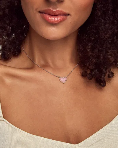 Vista 3 de Kendra Scott Ari - Collar con colgante de corazón y longitud ajustable para mujer, joyería a la moda