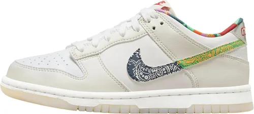 Vista 96 de Nike Kid's Dunk Low Sneaker