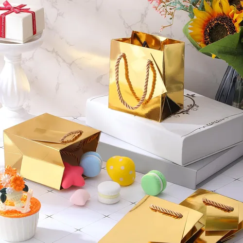 Vista 2 de Nuanchu 50 mini bolsas de regalo a granel, 4 bolsas de papel de 2.75 x 4.5 pulgadas con etiquetas de regalo, bolsas de papel metálico extra pequeñas