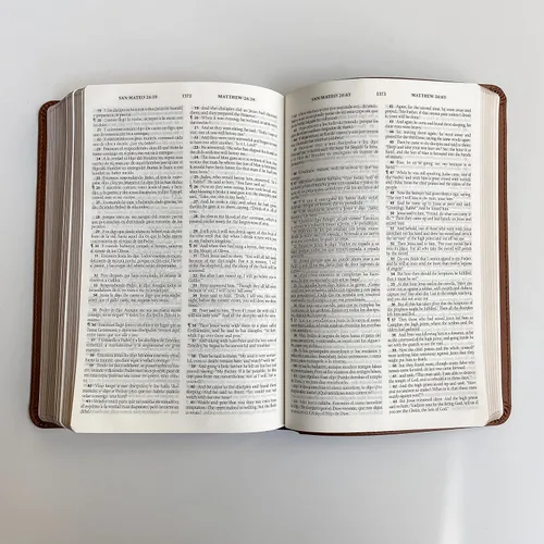 Vista 7 de Biblia paralela en español/inglés (RVR/ESV) con letras a mano y grabadas con láser, marrón, incluye opción para agregar nombre grabado, regalo