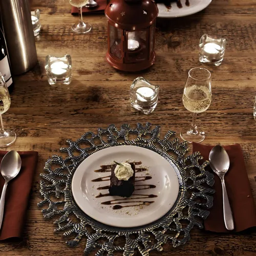 Vista 2 de MAONAME Juego de 6 platos base negros de 13", platos base redondos para platos de cena, platos base de plástico, platos base para mesa de boda
