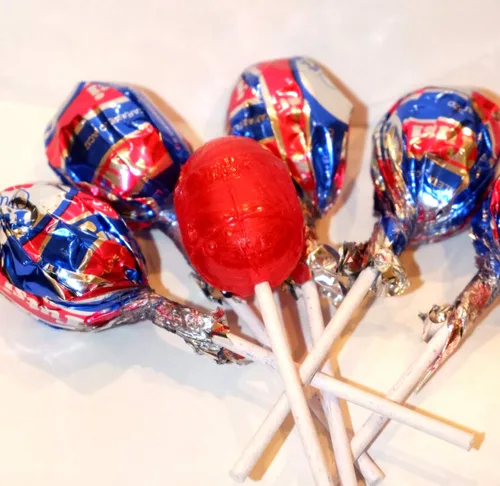 Vista 2 de Tutsi Pop La Original Mexican Candy Pops con sabor a cereza con centro de goma Tutti Frutti, 21.2 onzas