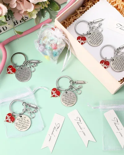 Vista 7 de Sureio Juego de 24 llaveros de agradecimiento para enfermeras, regalos para estudiantes de enfermería con borlas bolsas de organza y etiqueta