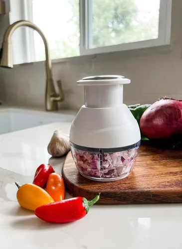 Vista 4 de Küchenprofi Picador de verduras y frutas, 3.4 pulgadas de diámetro x 4.5 pulgadas de alto, blanco, contemporáneo, mini picador de alimentos