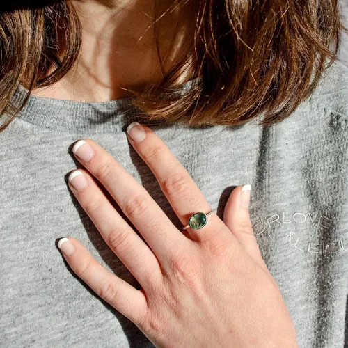 Vista 90 de Oval Birthstone Ring Bezel Set in Vermeil Gold, Sterling Silver, or Rose Gold, Stacking Birthstone Ring [rOMB]