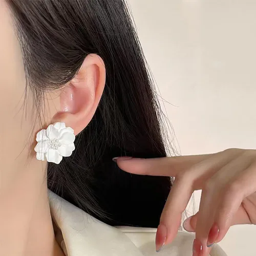 Vista 3 de Exaggeration - Aretes bohemios de perlas para mujer, flor de camelia, perlas blancas, aretes de tuerca Blosson, regalos de joyería de boda