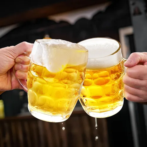 Vista 3 de Taza de cerveza alemana con hoyuelos, 19 onzas de grosor, tazas de cerveza de vidrio con asa, perfectas para fiestas de Oktoberfest, taza de amantes