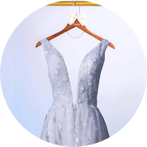 Vista 7 de Colgador de vestido de novia para novia, regalo de boda, percha de madera marrón con perlas y lazo para vestidos de novia, regalo de despedida