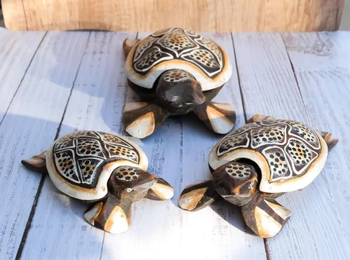 Vista 2 de Ebros Gift Balikraft - Juego de 3 figuras de madera tallada a mano para artesanos y artesanos, juego de 3 figuras familiares de tortuga, cenicero