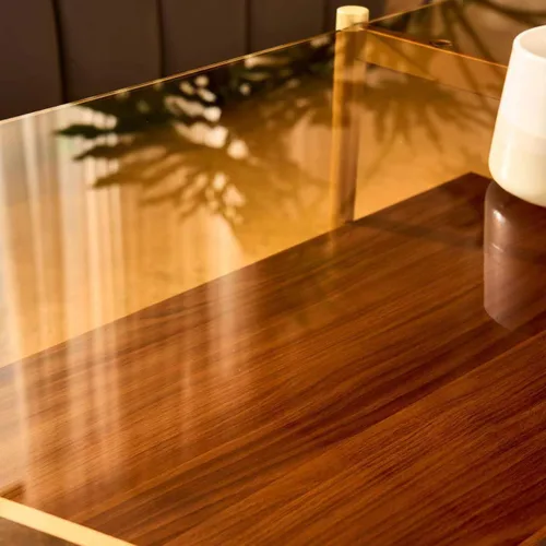 Vista 8 de Shrine - Mesa de café rectangular, diseño moderno de mediados de siglo, estructura de 2 niveles, parte superior de vidrio ámbar y estante de MDF