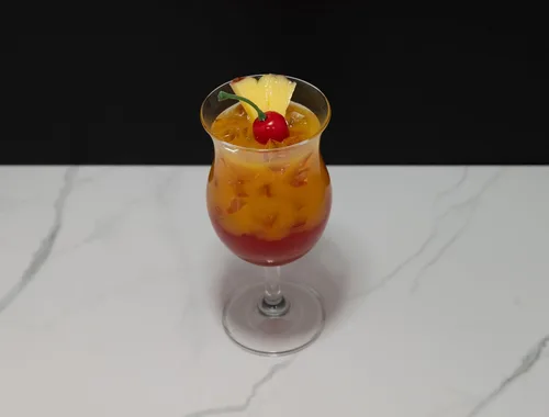 Vista 2 de Preciosa, falsa, bebida de tequila amanecer adornada con una rodaja de naranja y cereza