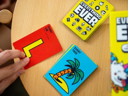 Vista 3 de Juego de cartas Everything Ever Divertidos juegos familiares para adultos, adolescentes y niños Divertido juego de fiesta rápido 20 minutos