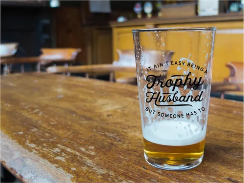 Vista 3 de Glassicle Trophy Husband Beer - con enfriador de latas