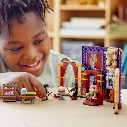 Vista 3 de Lego® Harry Potter™ Hogwarts™ Moment: Divination Class 76396 Kit de construcción; juego coleccionable para el aula para mayores de 8 años