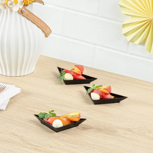 Vista 4 de Restaurantware Mini platos de aperitivo de 4 x 2 pulgadas, 100 platos triangulares desechables – Sirve muestras o aperitivos para fiestas o Negro