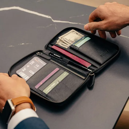 Vista 7 de TORRO Cartera de viaje - Organizador de viaje de cuero genuino con soporte para pasaporte y tarjetero desmontable, Negro, talla única , Contemporáneo