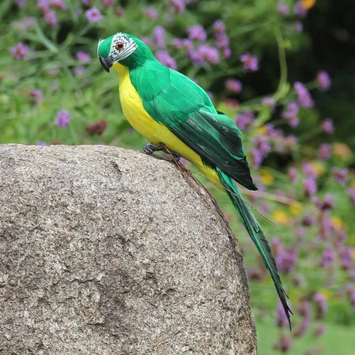 Vista 6 de LWINGFLYER Loro Artificial Verde de Tamaño Real con Plumas de Espuma, Pájaros Guacamayo para Decoración de Disfraces, Ornamento de Hombro
