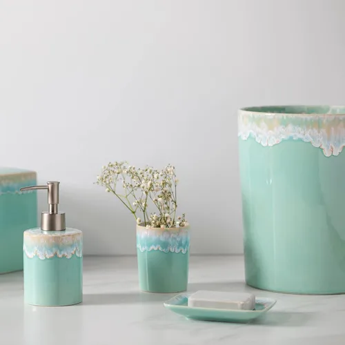 Vista 2 de Casafina Cubo de basura de cerámica – Colección Taormina, Aqua Accesorios de baño de cerámica Decoración de baño de calidad 8 x 9.75 pulgadas
