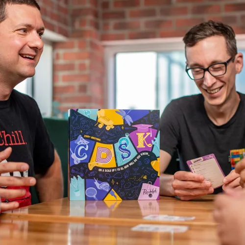 Vista 4 de Randolph CDSK Divertido juego de fiesta de trivia para adolescentes y adultos Ideal para noches de juego y grupos grandes Desafío de dos