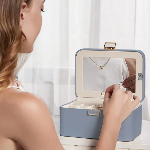 Vista 2 de KAMIER Caja organizadora de joyas, 2 capas de piel sintética, gran capacidad, doble cerradura y espejo grande, ganchos ocultos para collares