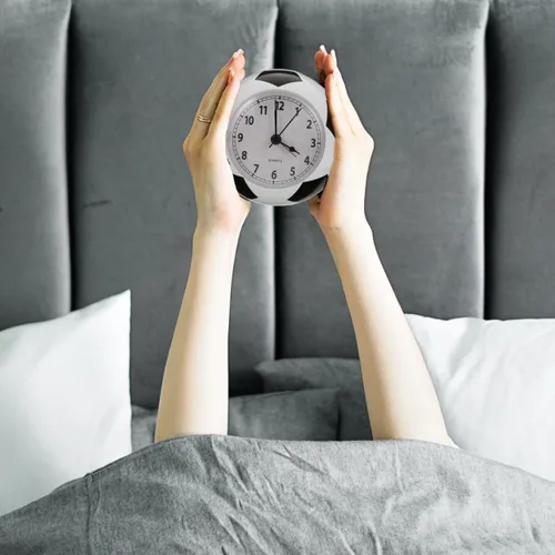 Vista 6 de Wakauto - Reloj despertador de escritorio con forma de balón de fútbol con campana silenciosa, reloj de mesa silencioso con luz nocturna de 4.72