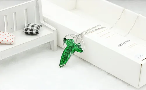Vista 8 de El único anillo para gobernarlos todos para hombres y mujeres, El señor de los anillos, elegante collar con dije de hoja de árbol verde elfo, broche