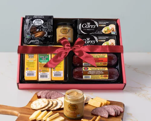 Vista 2 de Canasta gourmet de lujo para hombre, presenta salchichas Smoked Summer, quesos 100% Wisconsin, galletas, pretzels y mostaza, ideal para fiestas