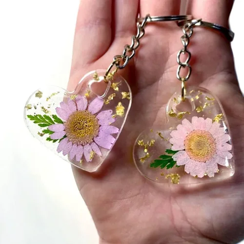 Vista 3 de Llavero de corazón de resina de girasol o margarita con copos dorados, bonito dije floral para bolso, conductor adolescente, regalo del día de San