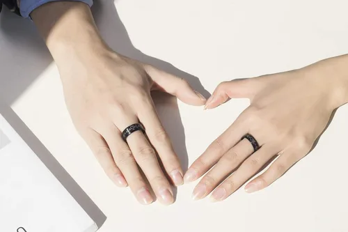 Vista 4 de Lavumo - Anillos de acero inoxidable a juego para promesa de boda de parejas, diseño con grabado de latidos del corazón y leyenda "I love you