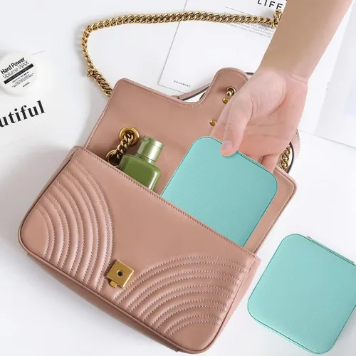 Vista 5 de LETURE Joyero pequeño de piel sintética, estuche portátil de viaje para anillos, colgantes, aretes, collares, organizador de pulseras, cajas