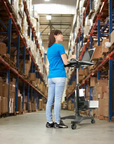 Vista 7 de Aidata Estación de trabajo ergonómica para portátil con estante para impresora, con portavasos y alfombrilla para mouse integrados, color negro