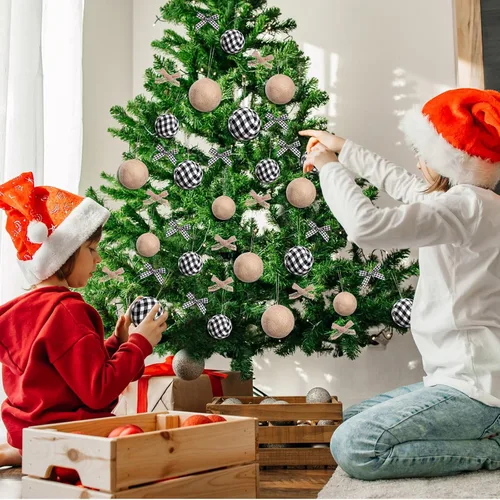 Vista 6 de Sratte 48 adornos de Navidad de granja, 24 bolas de tela a cuadros con 24 piezas de lazo, bonitas bolas de Navidad rústicas de arpillera